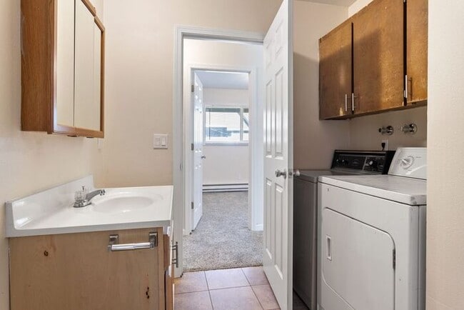 Photo - 2 Bedroom townhome with Washer and Dryer INSIDE!