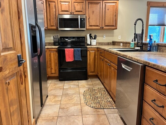 Photo - 831 Ermine Ln