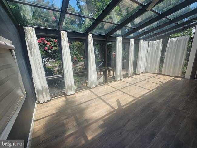 Photo - 102 E Oak St