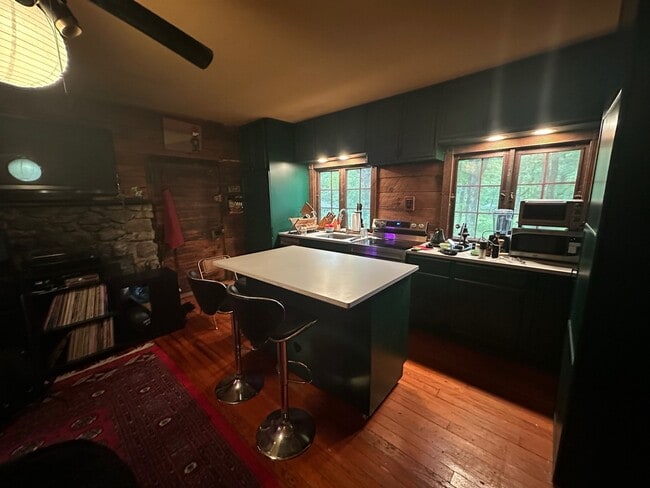 Fully equipped kitchen with island and modern appliances - 20 Victoria Way