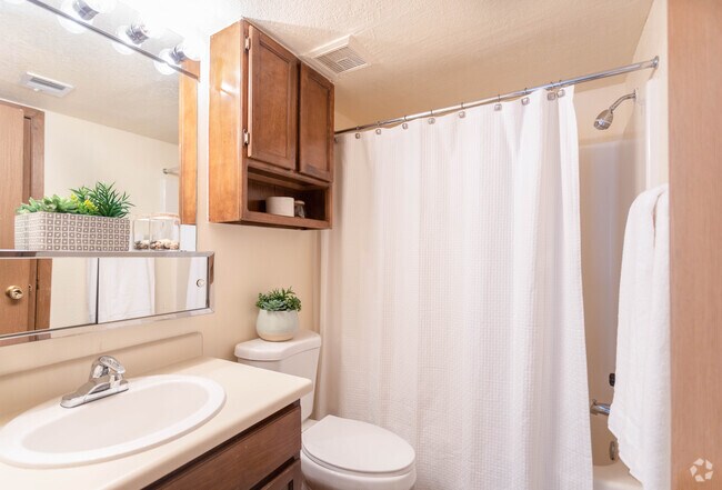 2BR, 2BA - 908 SF