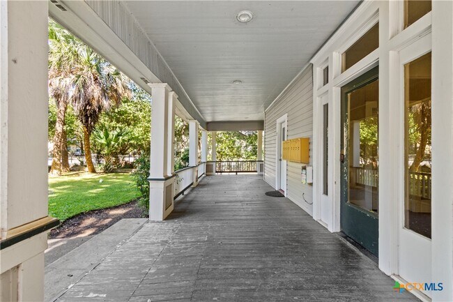 527 W San Antonio St Unit 7