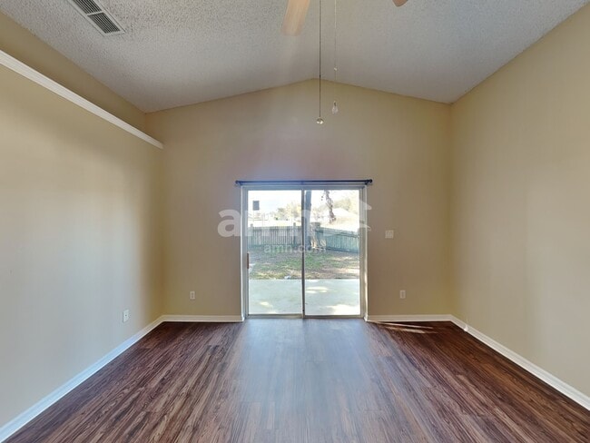 Photo - 700 Kenmoore Ct