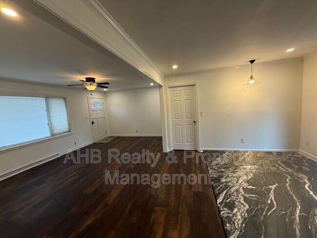 Photo - 1812 Greentree Rd