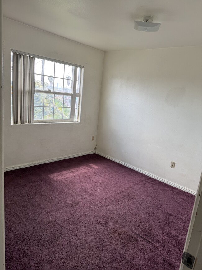 2425 1/2 Gates St Unidad Single Bedroom for Rent
