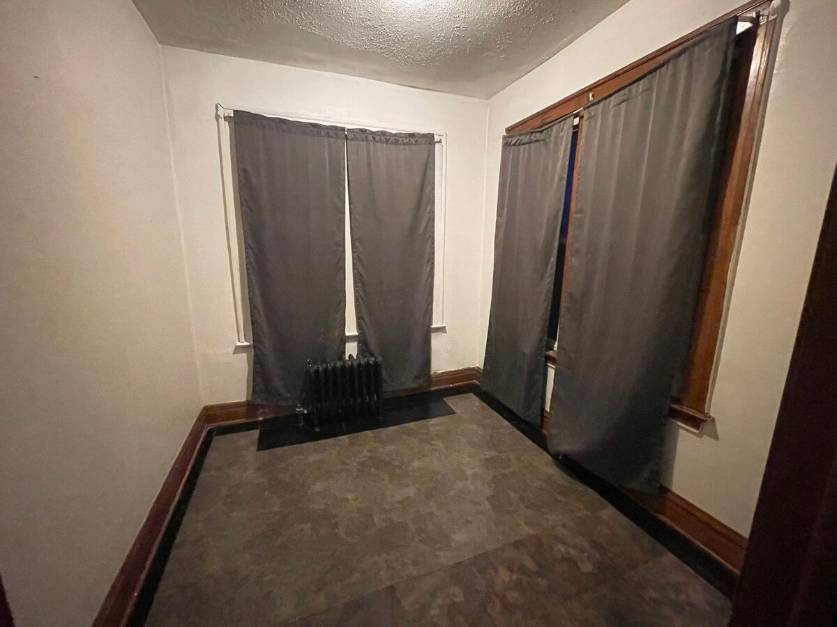 Bonus room with East sun exposure - 7127 S Francisco Ave Unit 2