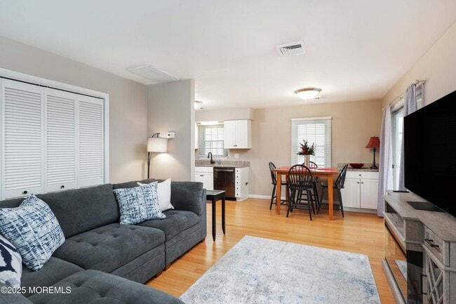 Photo - 41 Longpoint Dr