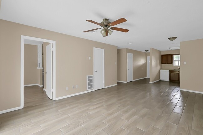 Building Photo - 1606 Hazelwood St Rental