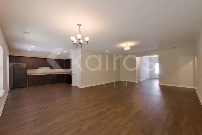 Photo - 471 White Oak Cir