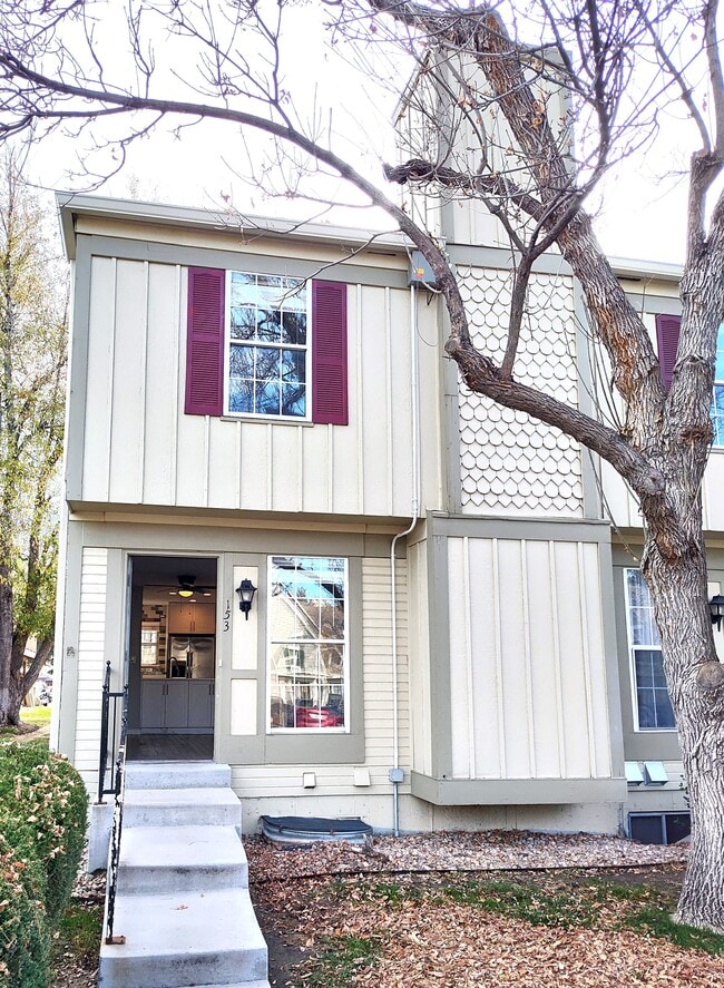 Front - 1811 S Quebec Way