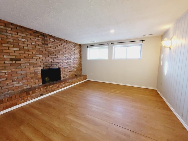 Photo - 2107-2186 86 St NW