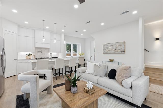 Photo - 1000 W 10th St