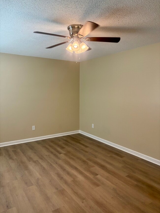 Sala de estar luminosa con piso nuevo y ventilador de techo. - 1039 N Lakeshore Dr
