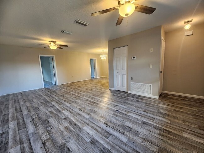 Building Photo - Bed 2 Bath, 2 car garage (SW Ocala/ Marion Oaks)