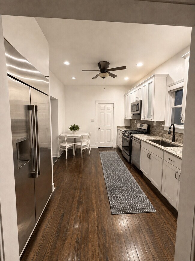 1950 W Foster Ave