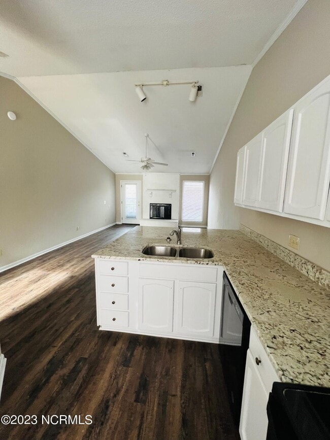 Photo - 16 Upton Ct Dr