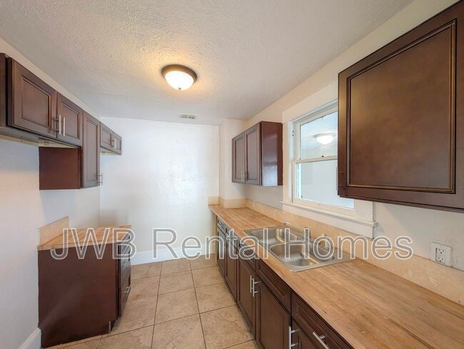 Photo - 1316 W 31st St