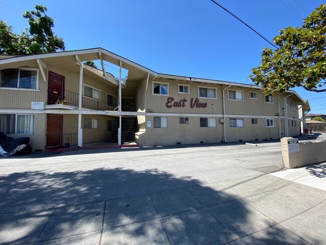 Building Photo - Upstairs 1 bedroom 1 bath apartment w/ ass... Unit 925-17