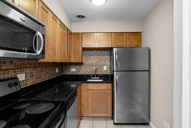 Building Photo - 3825 N Pine Grove Ave Unit #  0321