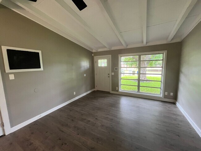 2503 Broadmoor Dr
