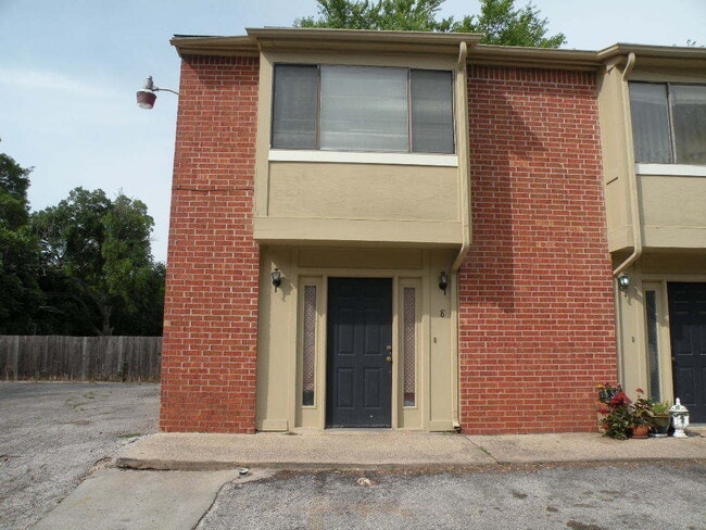 Building Photo - 1221 Hopkins St Unit 8 Rental