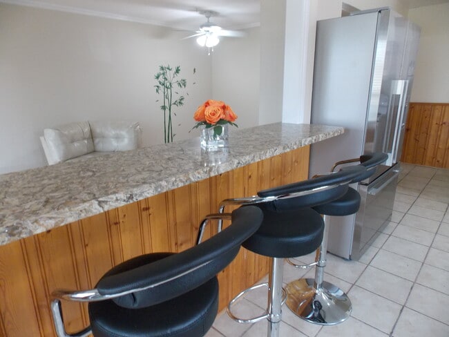 BIG KITCHEN . GRANITE COUNTERS. BREAKFAST BAR SS APPLIANCES - 876 Reytan Blvd Unit MAIN FLOOR