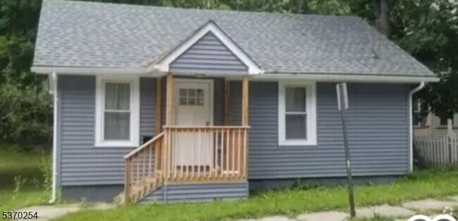 Building Photo - 13 New Hampshire St Rental