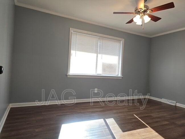 Photo - 102 Stewart St NW