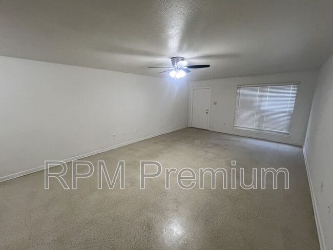 Photo - 2150 N Sherwood Forest Dr Unidad Building #11 A