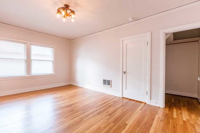 Photo - Queen Anne Apartments