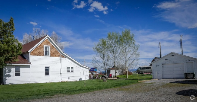 Building Photo - Beautiful 3 Bed 2 Bath on Large Property. ... Rental