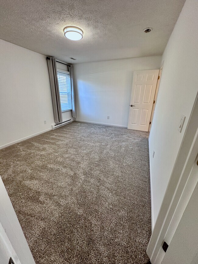 Room #2 Upstairs - 11 Fountain Dr Unidad Fountain Drive