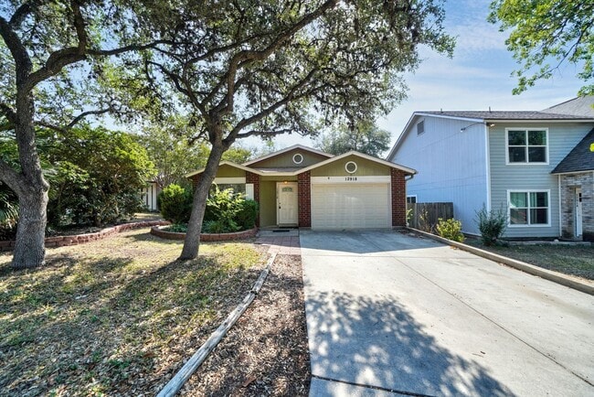 Building Photo - Cozy 3-Bed, 2-Bath with Fireplace in Prime... Rental