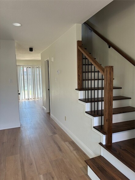 Photo - 2101 Mistletoe Ave