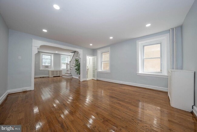 Photo - 201 Dupont St