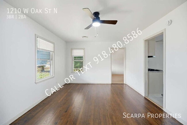 Photo - 1210 W Oak St