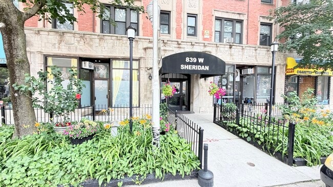 Building Photo - 839 W Sheridan Rd Unit 217
