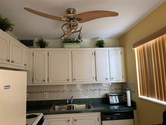 Photo - 385 Markham R Unit 385