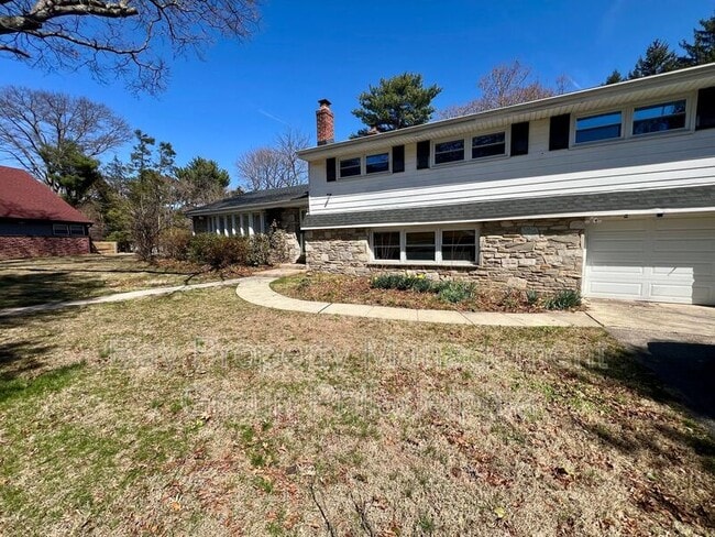 Photo - 303 Hedgerow Ln