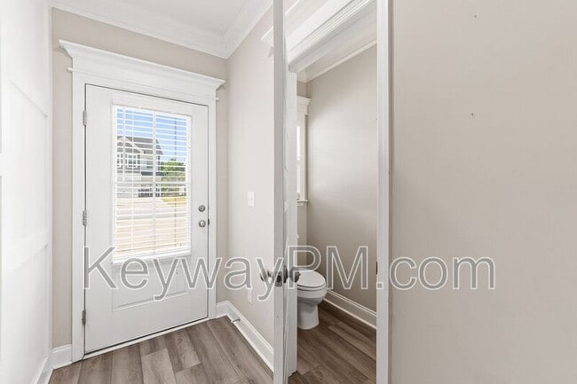 Photo - 1066 Linsmore Ave