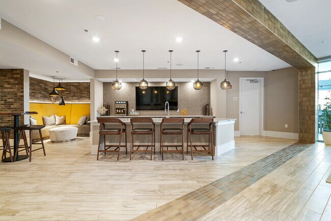 Salón para residentes con cocina para demostraciones y espacio de trabajo compartido - Hawthorne at Friendly