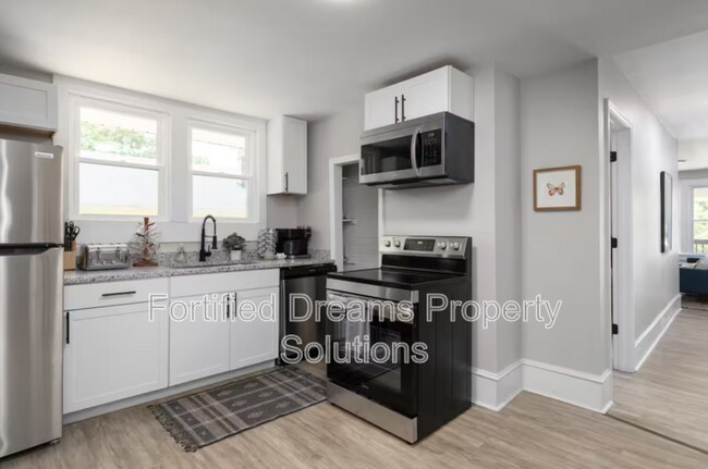 Photo - 913 Hutton St