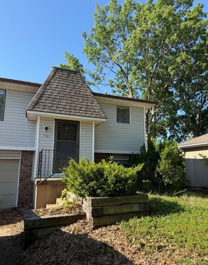 Coming Soon: Spacious Duplex with Finished... - Coming Soon: Spacious Duplex with Finished... House