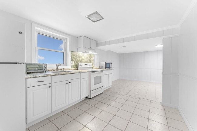 Area for large table; - 3233 Apex Cir Unit #B