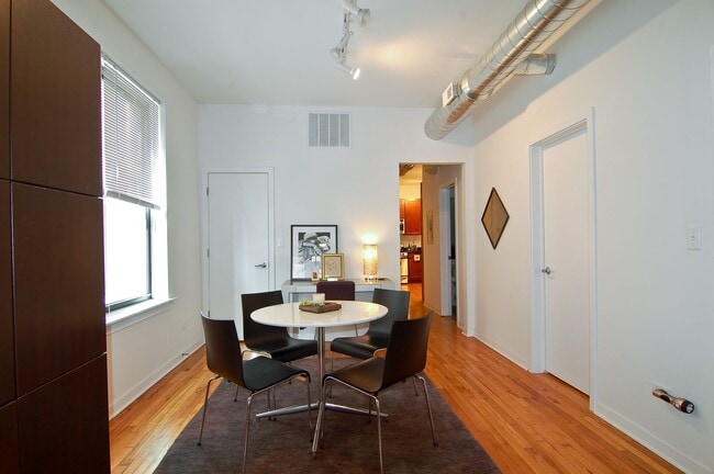 Photo - UK Village 2 Bed Duplex. Outdoor Space. Laundry. Separate Dining Room. Free Internet Unidad 1F