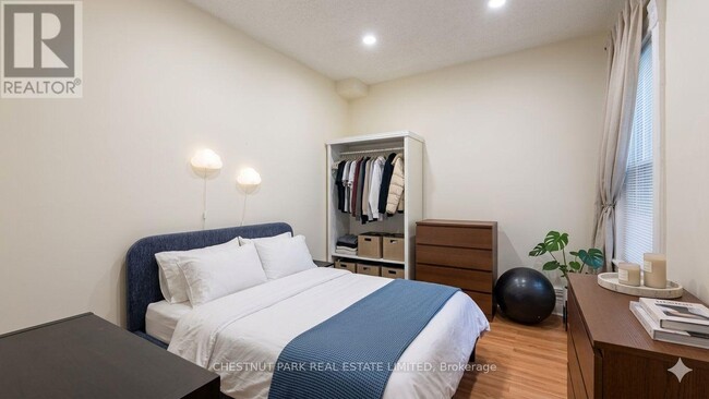 Photo - 149 Gerrard St E