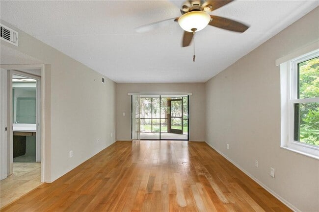 Photo - 135 Woodlake Wynde Unit 135