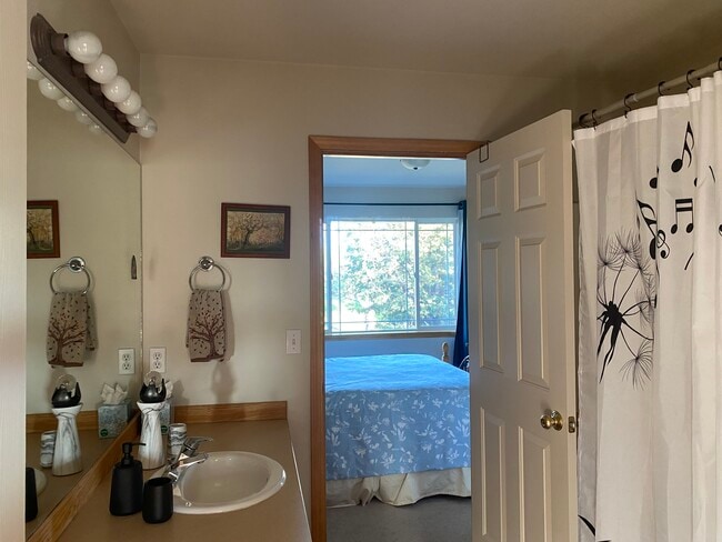 Private bathroom - 902 Golden Pheasant Dr