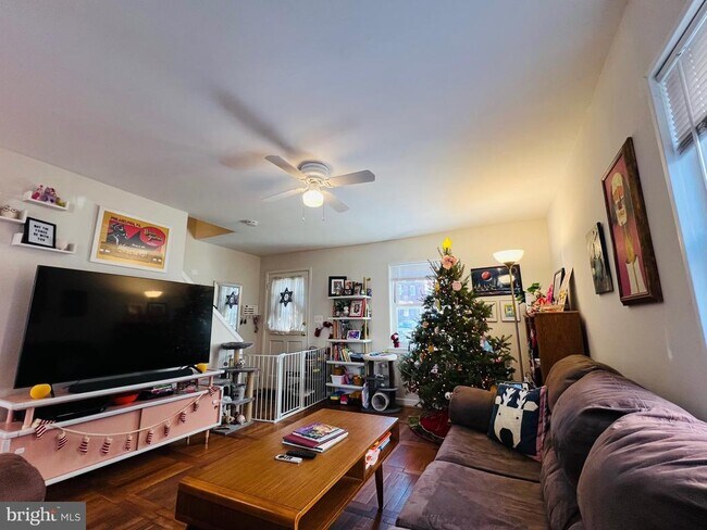 Photo - 909 S Irving St