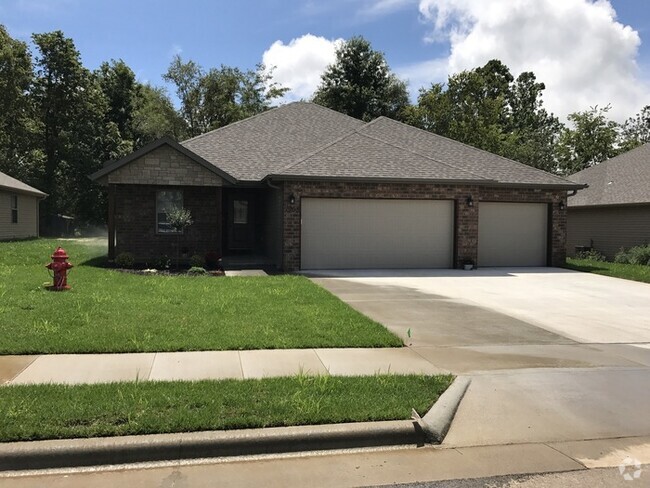 Building Photo - Beautiful 4 bedroom home in Nixa in the Co...